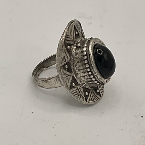 “VINTAGE SILVER RING” Large Oval Shape with Central Black GemStone. - Picture 10 of 13